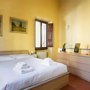 Cozy Classic Italian House Near Santa Croce, On The Lungarno Apartment
